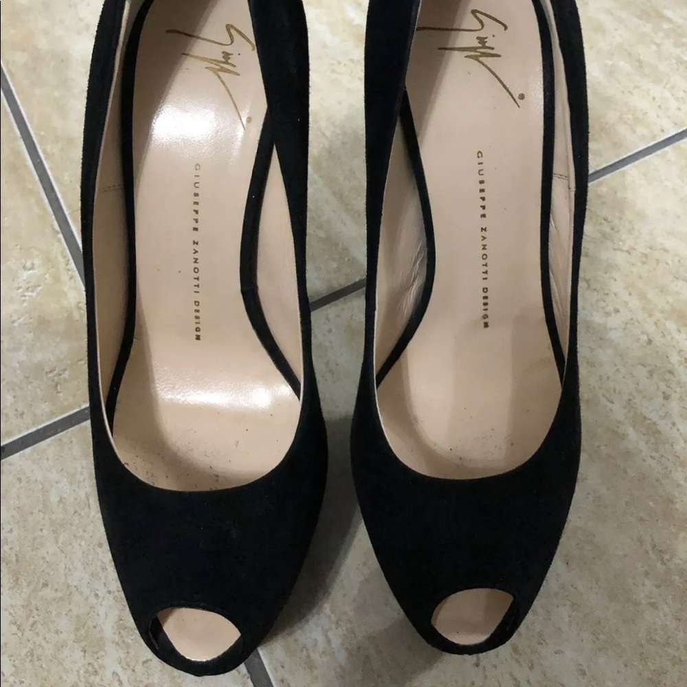 Guissepe Zanotti Black Pumps, suede, size 9.